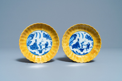 Une paire de coupes godronn&eacute;es en porcelaine de Chine en bleu et blanc aux bordures jaunes, Wanli