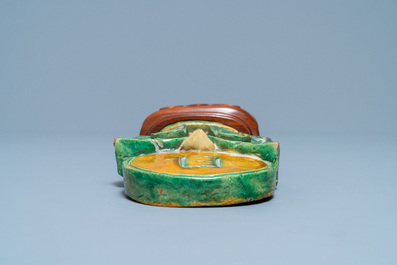 Un ornement d'autel en gr&egrave;s &eacute;maill&eacute; sancai sur socle en bois, Chine, Ming