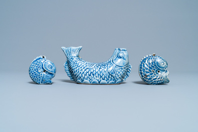 Trois compte-gouttes en forme de poisson en porcelaine de Cor&eacute;e en bleu monochrome, Joseon, 19&egrave;me