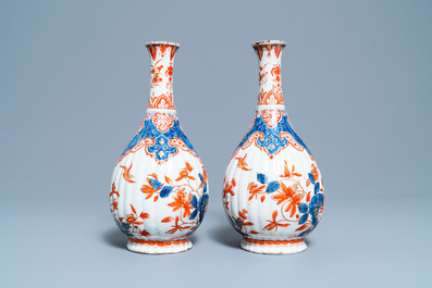 Une paire de vases en fa&iuml;ence de Delft dor&eacute;, 18&egrave;me