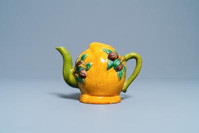 A Chinese sancai-glazed peach-shaped cadogan teapot, 19th C.