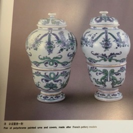A pair of rare Chinese export porcelain urns and covers, Qianlong