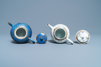 Een Chinese poederblauwe en vergulde theepot en een grisaille theepot, Kangxi/Yongzheng
