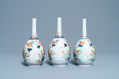 Drie Japanse flesvormige Imari vazen met reli&euml;fdecor, Edo, 17/18e eeuw