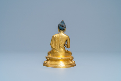 Une figure de Bouddha en bronze dor&eacute;, Chine, Kangxi