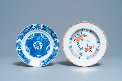 Een Chinese blauw-witte theebus, zes koppen, twee schotels en twee borden, Kangxi/Yongzheng