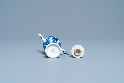 Une th&eacute;i&egrave;re miniature en porcelaine de Chine en bleu et blanc, Kangxi