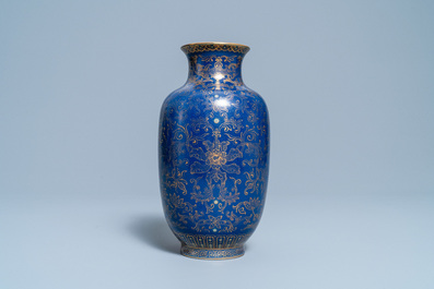 Un vase en porcelaine de Chine &agrave; d&eacute;cor dor&eacute; sur fond bleu, marque de Qianlong, R&eacute;publique