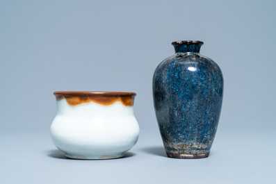 Une collection vari&eacute;e de quatre vases et un br&ucirc;le-parfum en porcelaine de Chine et de Japon monochrome, 19/20&egrave;me