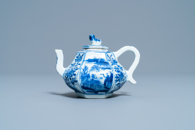 Une th&eacute;i&egrave;re couverte de forme hexagonale en porcelaine de Chine en bleu et blanc, Kangxi