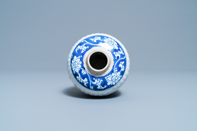 Een Chinese blauw-witte theebus, zes koppen, twee schotels en twee borden, Kangxi/Yongzheng