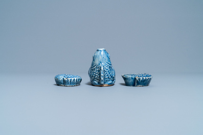 Trois compte-gouttes en forme de poisson en porcelaine de Cor&eacute;e en bleu monochrome, Joseon, 19&egrave;me