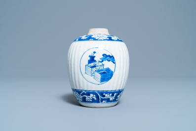 Een Chinese blauw-witte theebus, zes koppen, twee schotels en twee borden, Kangxi/Yongzheng