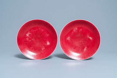 Une paire de plats en porcelaine de Chine rouge de rubis monochrome, marque et &eacute;poque de Jiaqing