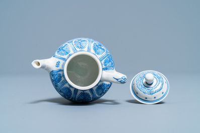 Een Chinese blauw-witte miniatuur theepot in zacht porselein, Kangxi