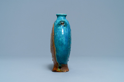 Een Chinese turquoise en oker-geglazuurde 'moonflask' vaas, Ming