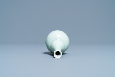 Un vase de forme double gourde en porcelaine de Chine c&eacute;ladon monochrome, Kangxi