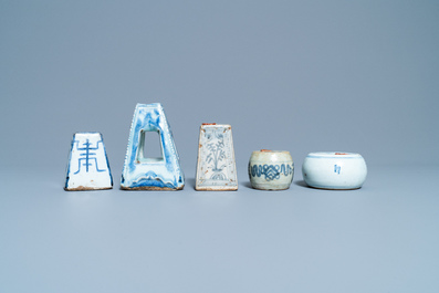 Cinq poids de rouleau en porcelaine de Chine en bleu et blanc, Ming/Qing