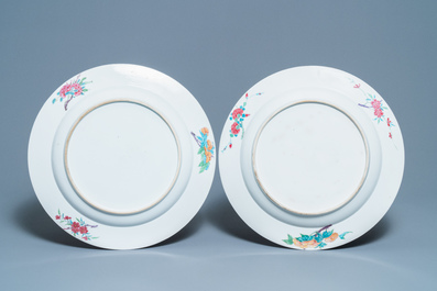 Une paire de plats en porcelaine de Chine famille rose &agrave; d&eacute;cor floral, Yongzheng