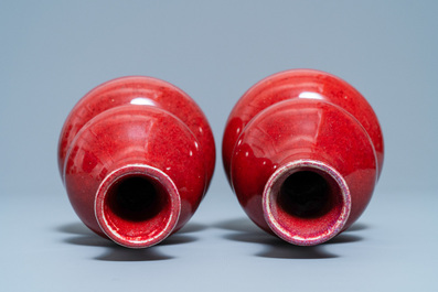 Une paire de vases de forme double gourde en porcelaine de Chine sang de boeuf monochrome, 19&egrave;me