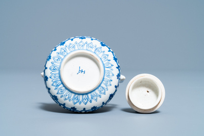 Une th&eacute;i&egrave;re miniature en porcelaine de Chine p&acirc;te tendre en bleu et blanc, Kangxi