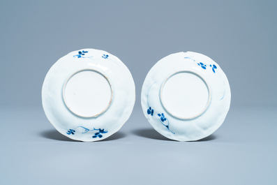 Een Chinese blauw-witte theebus, zes koppen, twee schotels en twee borden, Kangxi/Yongzheng