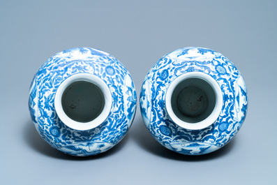 Deux vases couverts en porcelaine de Chine en bleu et blanc, Wanli