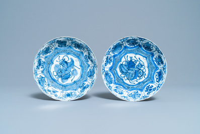 Twee Chinese blauw-witte kraakporseleinen borden, Wanli