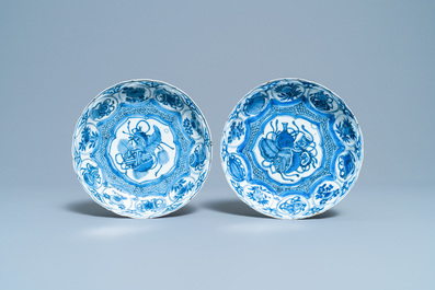 Deux assiettes en porcelaine de Chine en bleu et blanc de type kraak, Wanli