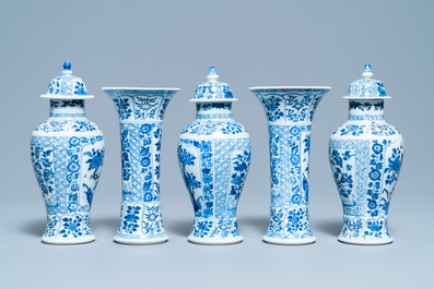 Een Chinees vijfdelig blauw-wit kaststel, Kangxi