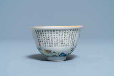 Een Chinese famille rose 'chicken' cup, Qianlong merk, 19/20e eeuw