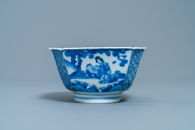 Een Chinese blauw-witte kom met een dame met kat, Kangxi merk en periode