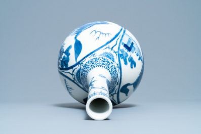 Een Chinese flesvormige blauw-witte vaas met kylins, 19e eeuw
