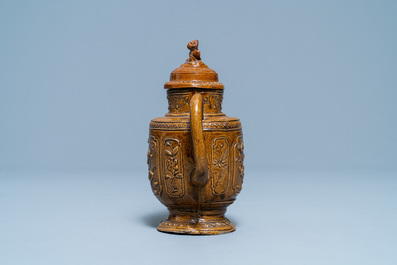 Een Chinese bruin-geglazuurde theepot met reli&euml;fdecor, 18/19e eeuw