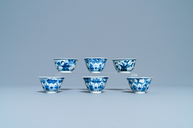 Een Chinese blauw-witte theebus, zes koppen, twee schotels en twee borden, Kangxi/Yongzheng