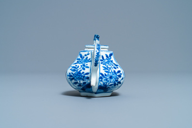 Een zeshoekige Chinese blauw-witte theepot met deksel, Kangxi
