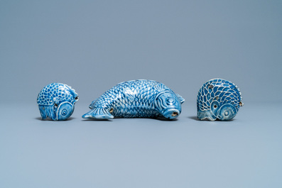 Trois compte-gouttes en forme de poisson en porcelaine de Cor&eacute;e en bleu monochrome, Joseon, 19&egrave;me