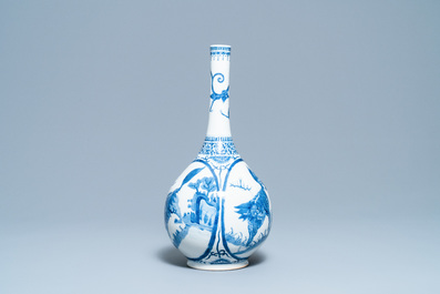 Un vase de forme bouteille en porcelaine de Chine en bleu et blanc &agrave; d&eacute;cor de qilins, 19&egrave;me