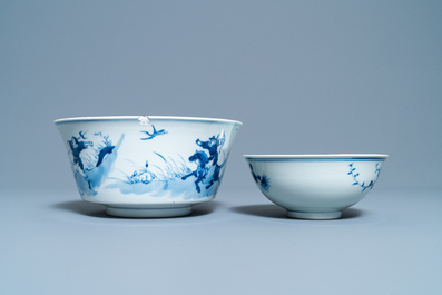 Deux bols et une assiette en porcelaine de Chine en bleu et blanc, 19&egrave;me et Kangxi