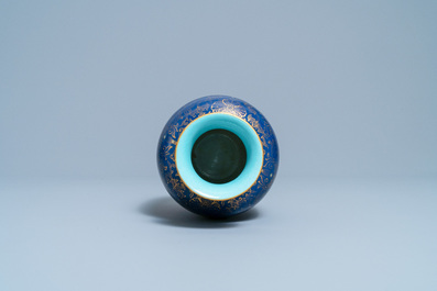 Een Chinese monochrome blauwe vaas met verguld decor, Qianlong merk, Republiek