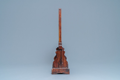 Un &eacute;cran de table en bois incrust&eacute; d'une plaque en porcelaine de Chine en grisaille, 19&egrave;me