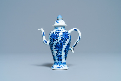 Une th&eacute;i&egrave;re miniature en porcelaine de Chine en bleu et blanc, Kangxi