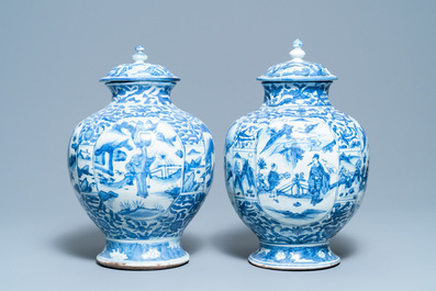 Twee Chinese blauw-witte dekselvazen, Wanli