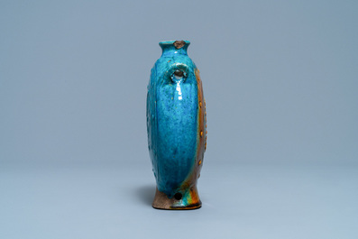 Un vase de forme 'moonflask' en gr&egrave;s porcelaineux &eacute;maill&eacute; turquoise et ocre, Chine, Ming