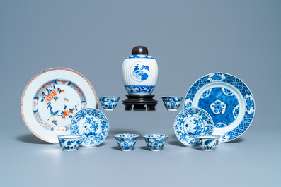 Une bo&icirc;te &agrave; th&eacute;, deux assiettes, six tasses et deux soucoupes en porcelaine de Chine, Kangxi/Yongzheng