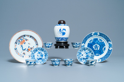 Een Chinese blauw-witte theebus, zes koppen, twee schotels en twee borden, Kangxi/Yongzheng