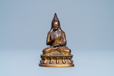 A Sino-Tibetan gilt bronze figure of a lama, 18/19th C.