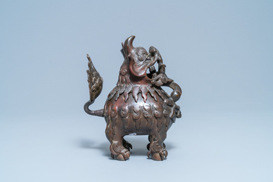 Een grote Chinese gelakte bronzen wierookbrander in de vorm van een luduan, Ming