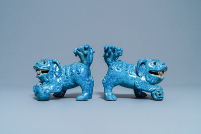 Une paire de mod&egrave;les de lions bouddhistes en porcelaine de Chine 'robin's egg', 19&egrave;me