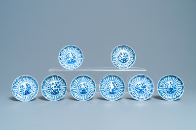 Une collection de tasses et soucoupes en porcelaine de Chine en bleu et blanc, 19&egrave;me